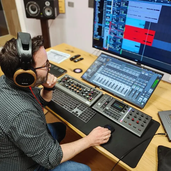 Chechu Martínez mezclando con los auriculares OLLO Audio X1