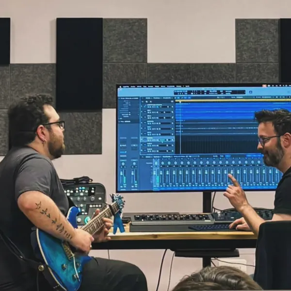 Grabación de guitarra en la sala de control